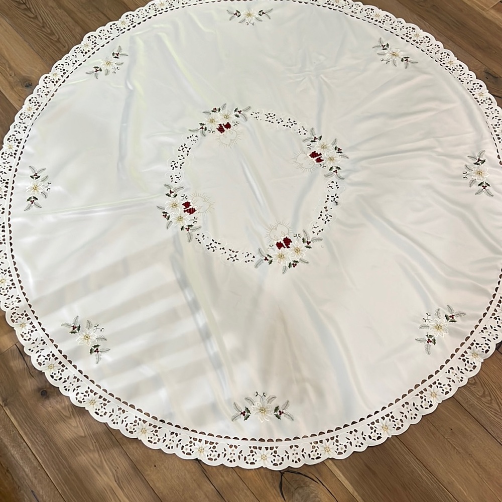 Round cream/white Christmas tablecloth, 100% polyester. Beautiful, no stains.